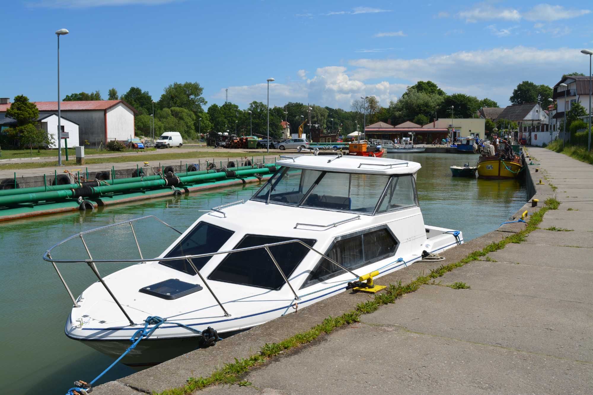 Bayliner 2452 – szybka i wygodna łódź kabinowa. Przyczepa GRATIS!