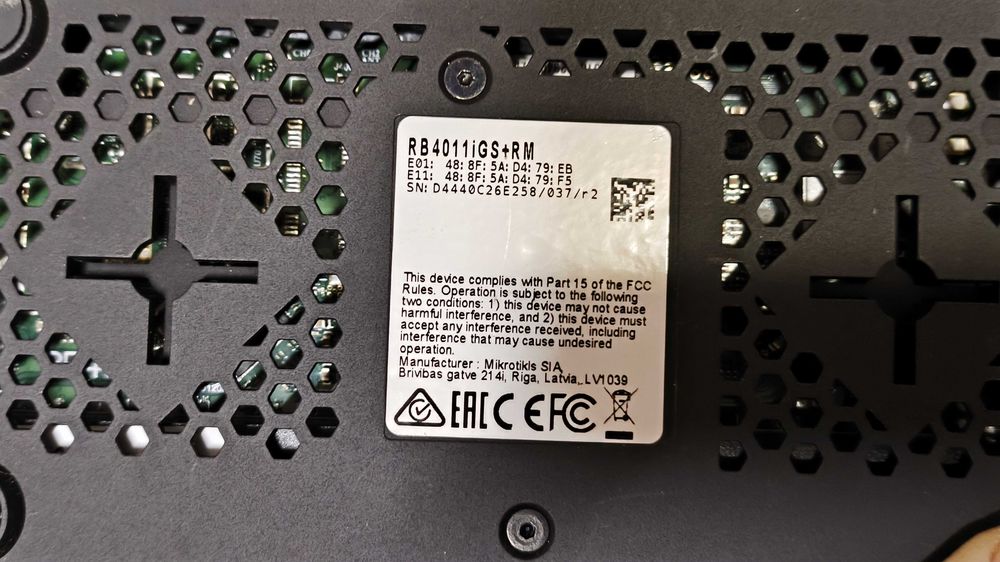 Router MikroTik RB4011iGS+RM