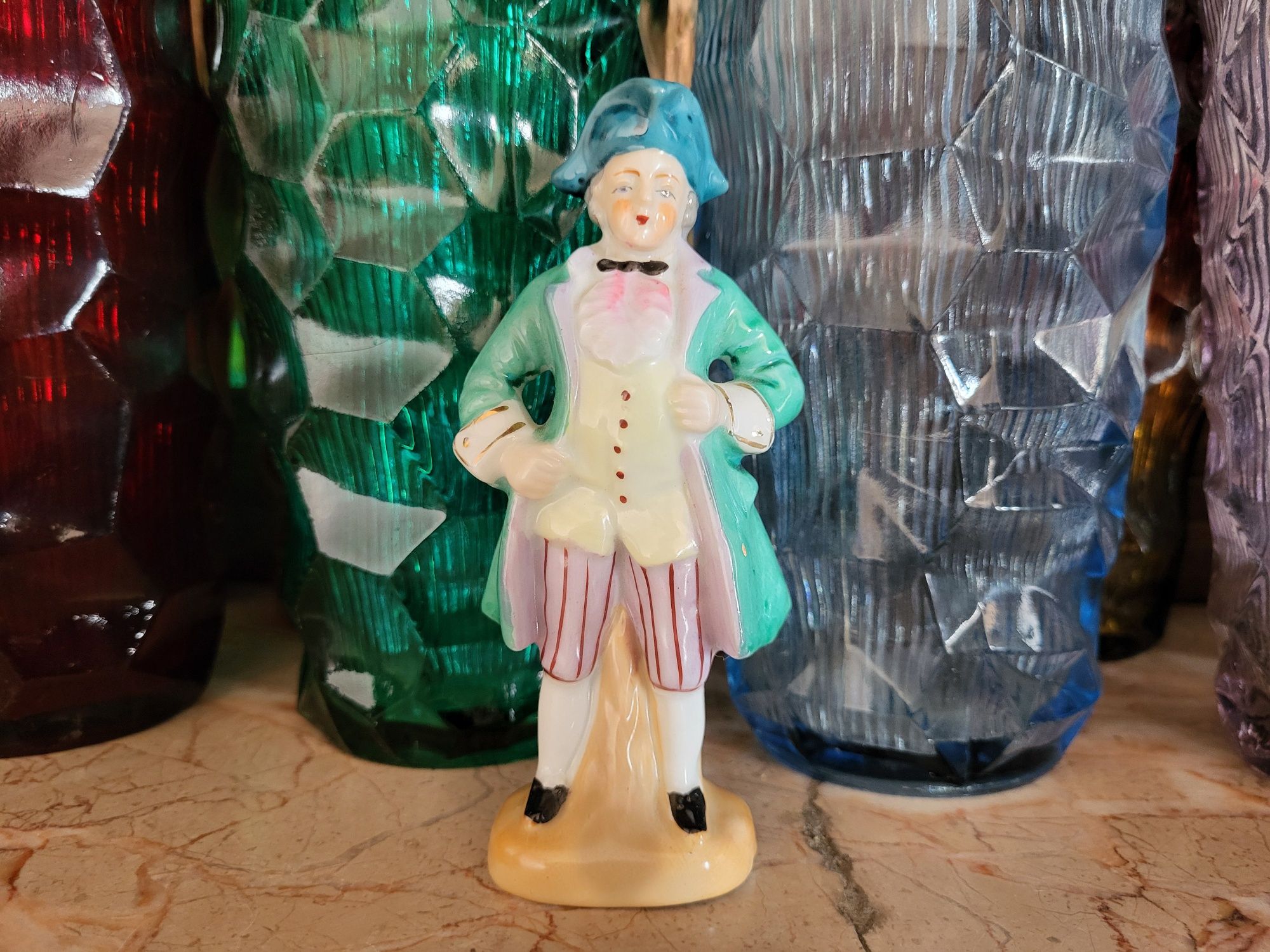Porcelanowa figurka szlachcica