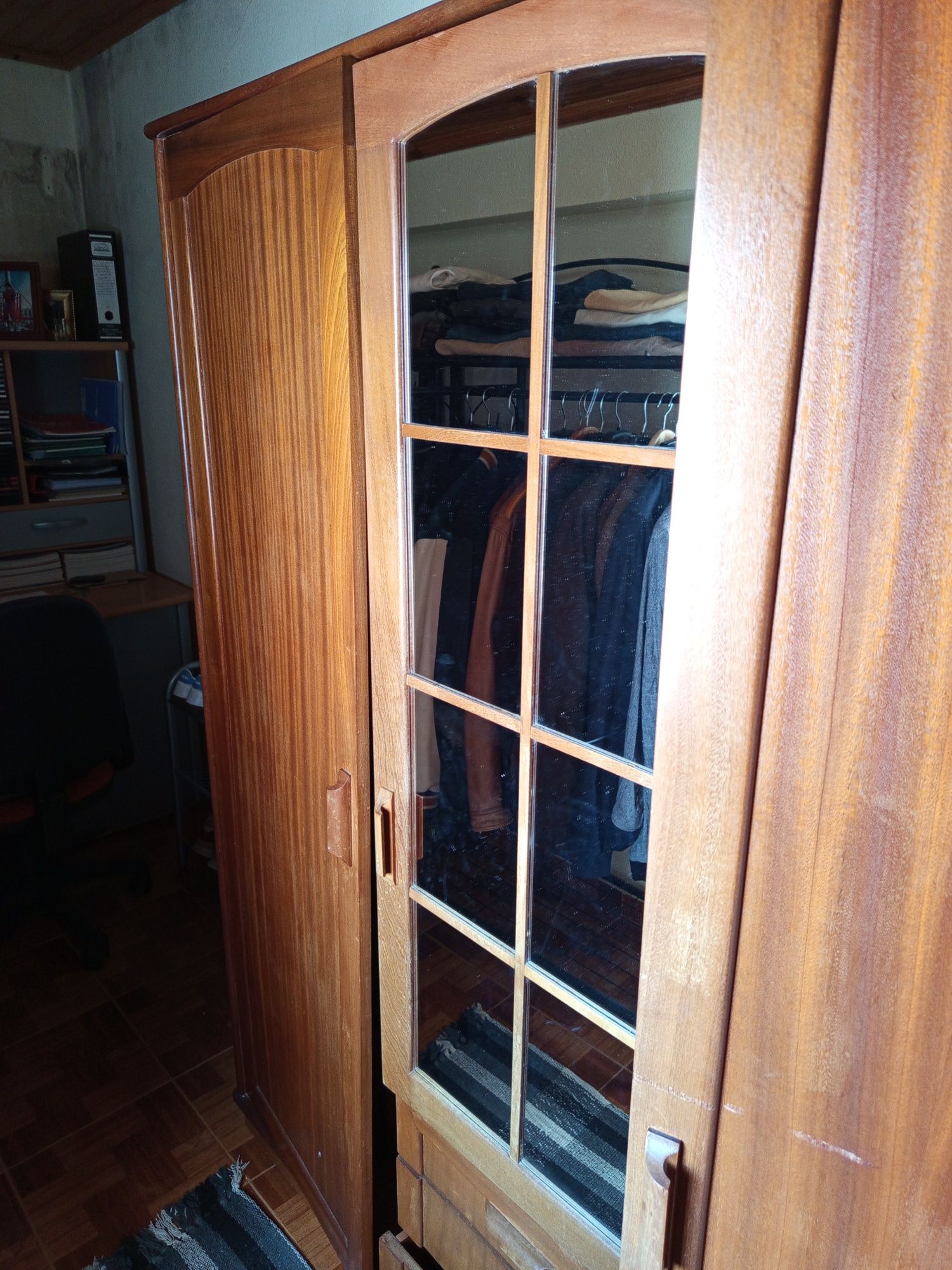 Roupeiro de 3 portas e 3 gavetas