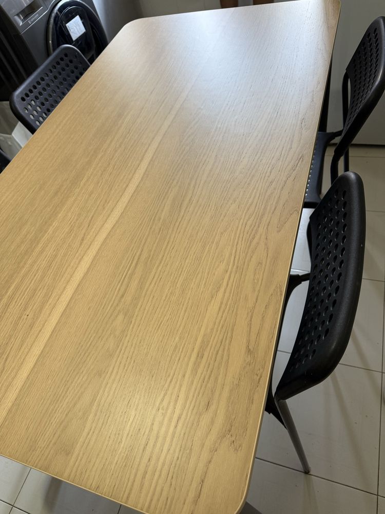 Mesa com 04 cadeiras em ótimo estdo