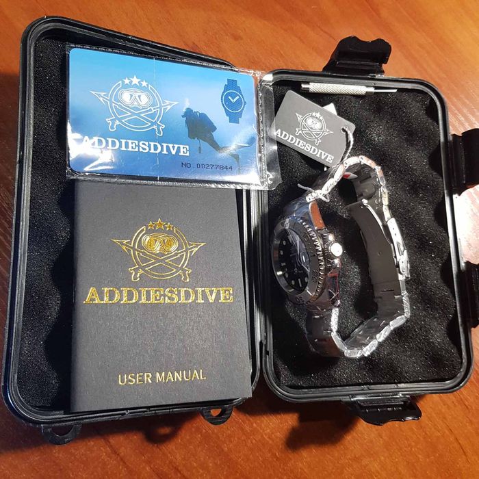 Качественные,кварцевые дайверские часы Addiesdive с красивым люмом.
