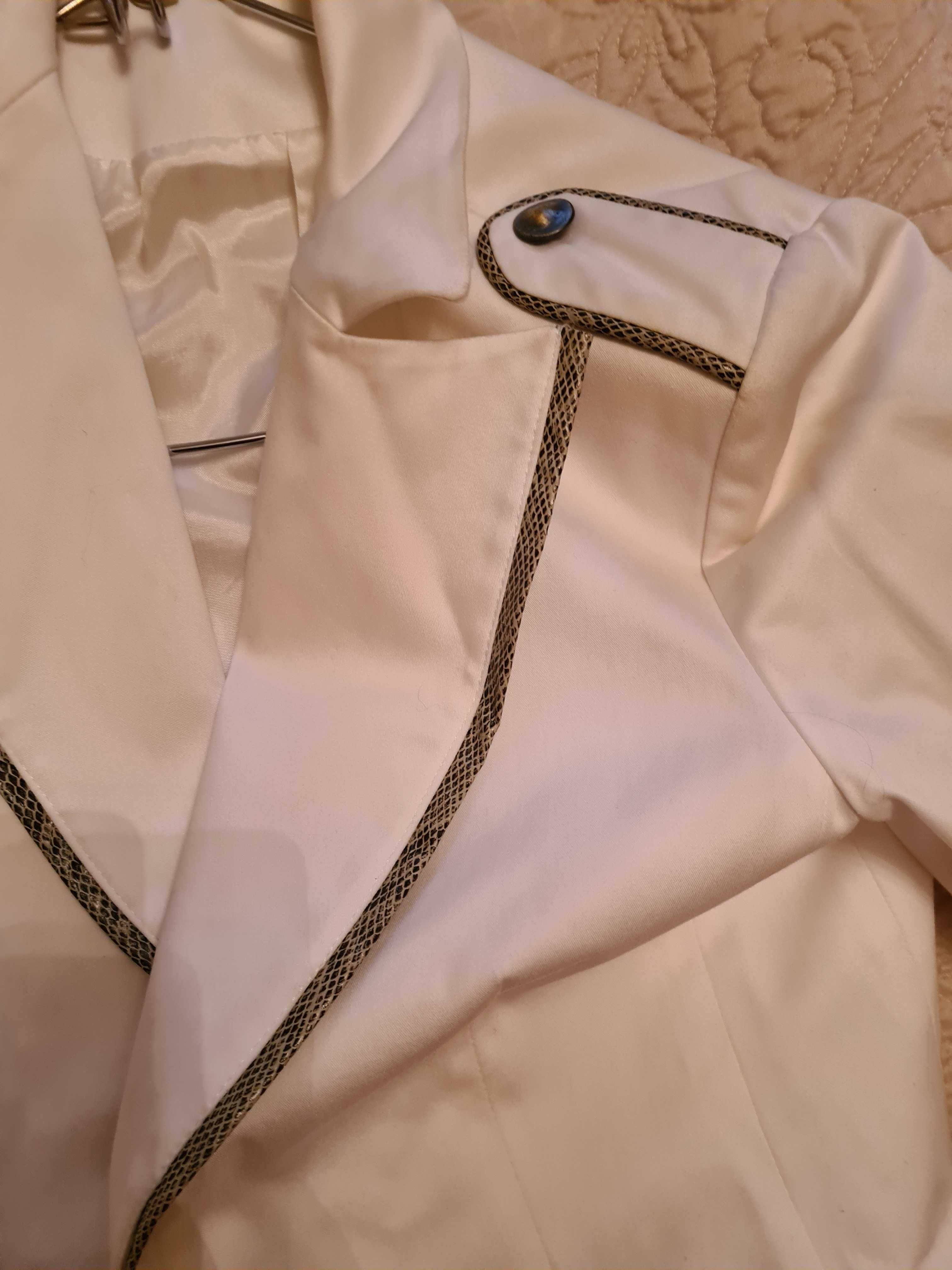 Casaco branco com aplicações imitação pele cobra