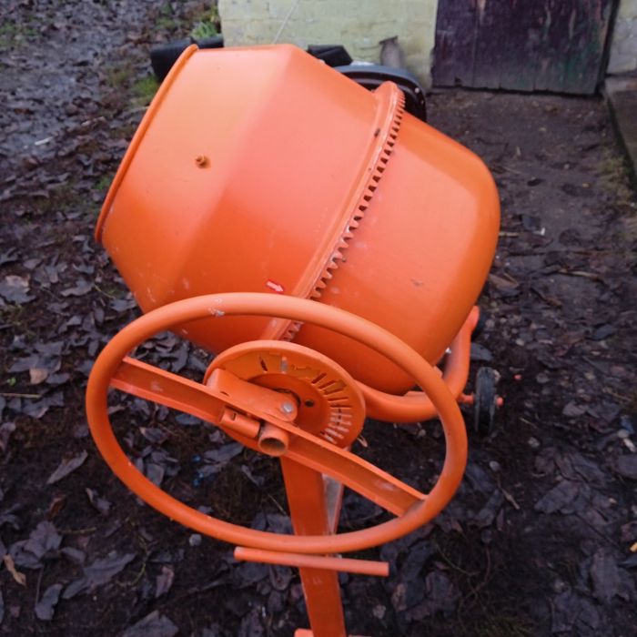 Продам бетономішалку.