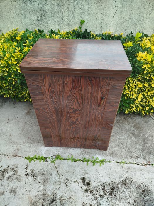 Máquina de costura royat com movel