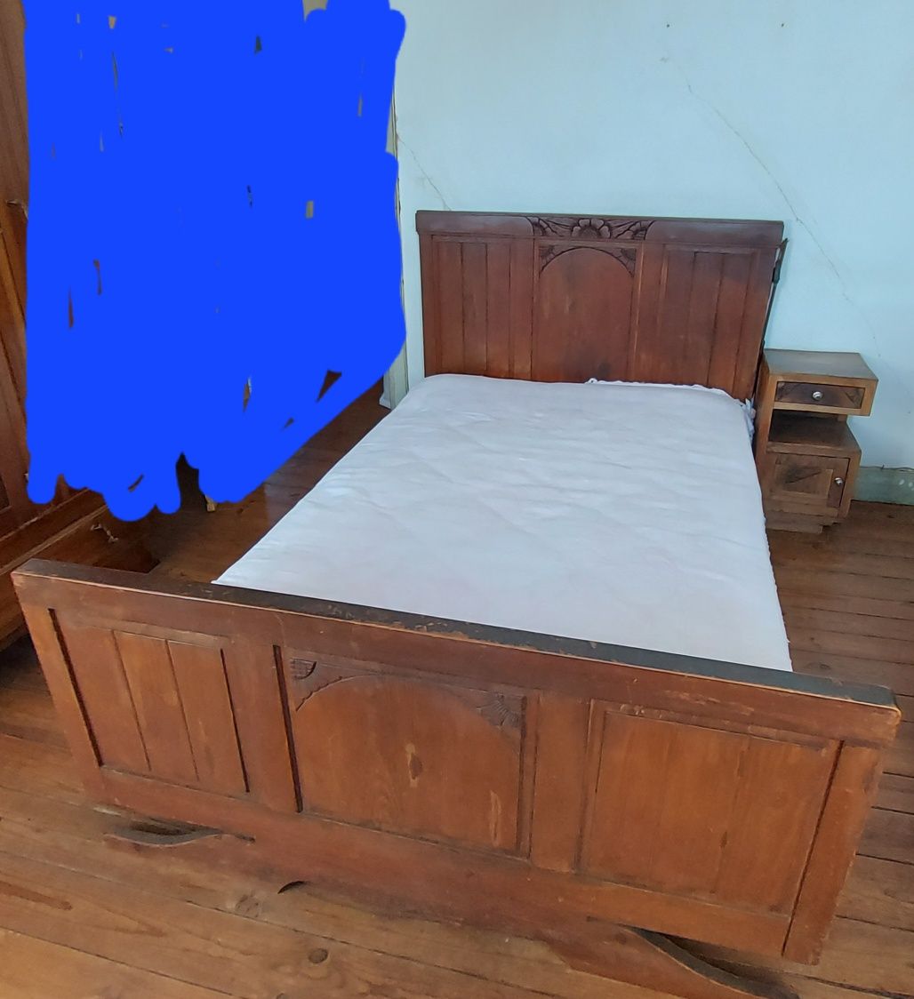 Cama de solteiro e mesa de cabeceira antiga