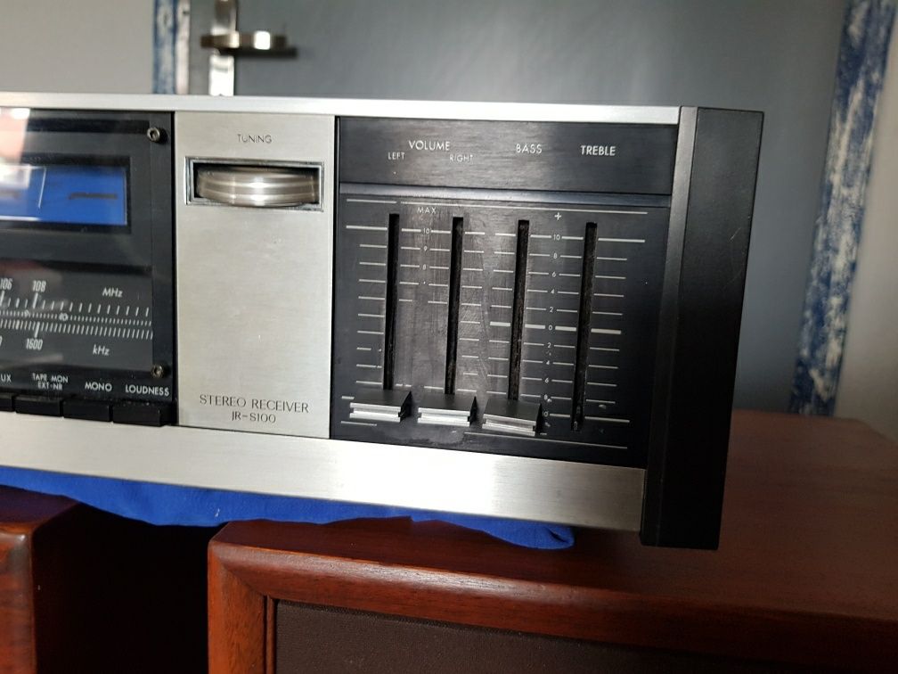 Amplituner JVC JR-S100

Sprawny . Brak nakładki na suwak od treble . S
