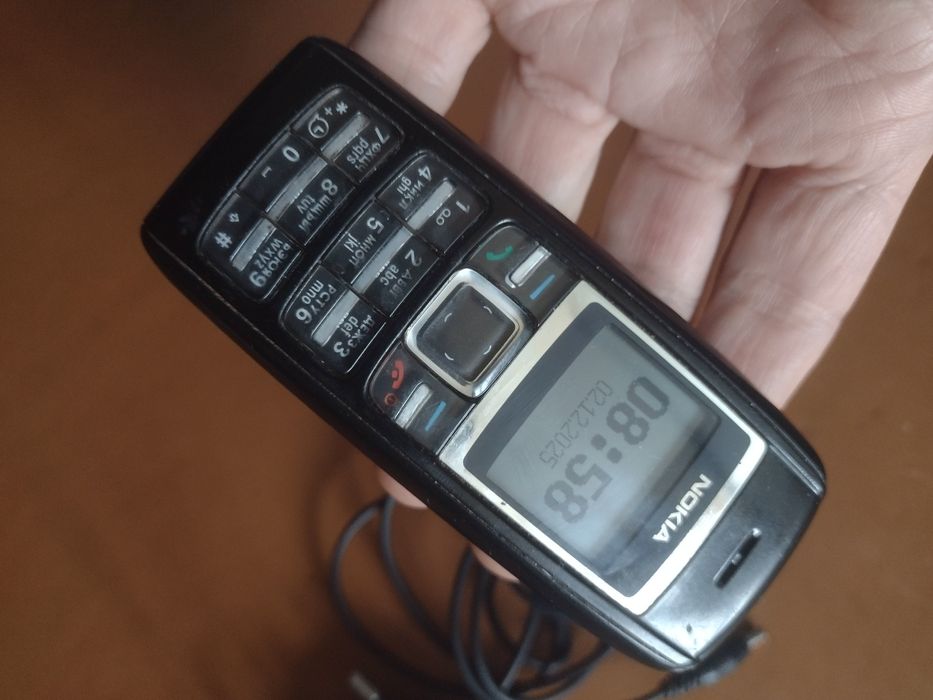 Телефон Нокіа с зарядним