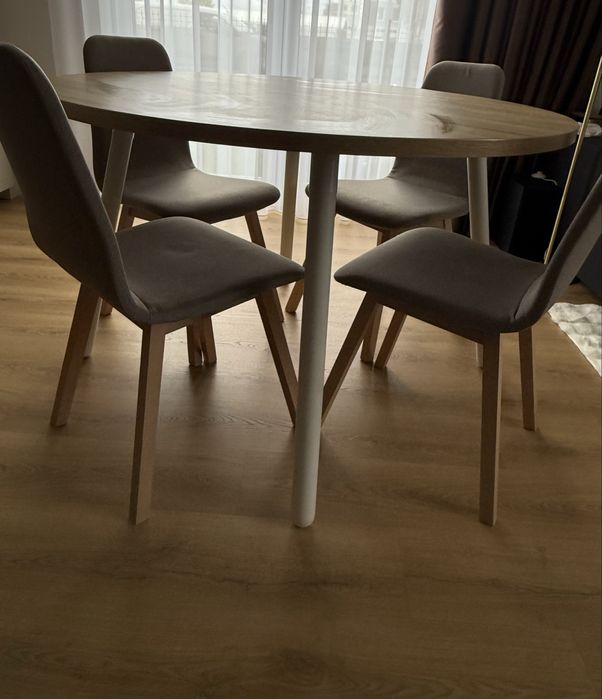 Stoł z krzesłami z drewna vox