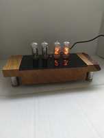 Zegar retro na lampach nixie w obudowie z korą
