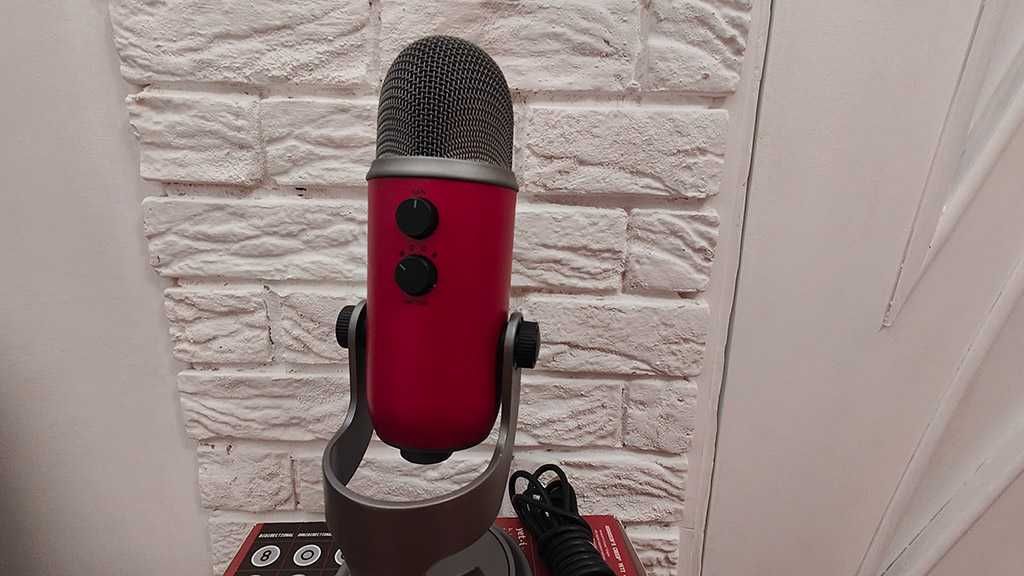 Микрофон Blue Yeti  Microphones red