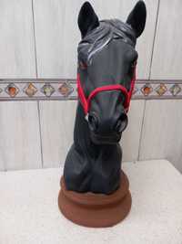 Busto de cavalo de cor preta