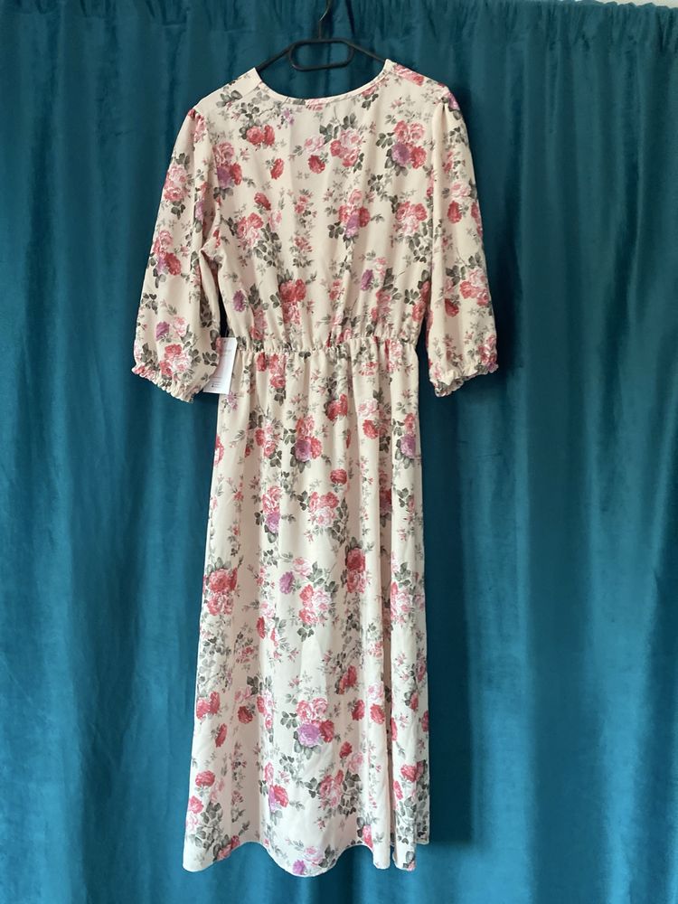 Sukienka plus size midi rozkloszowana z rękawami 3/4 w kwity. Beżowa