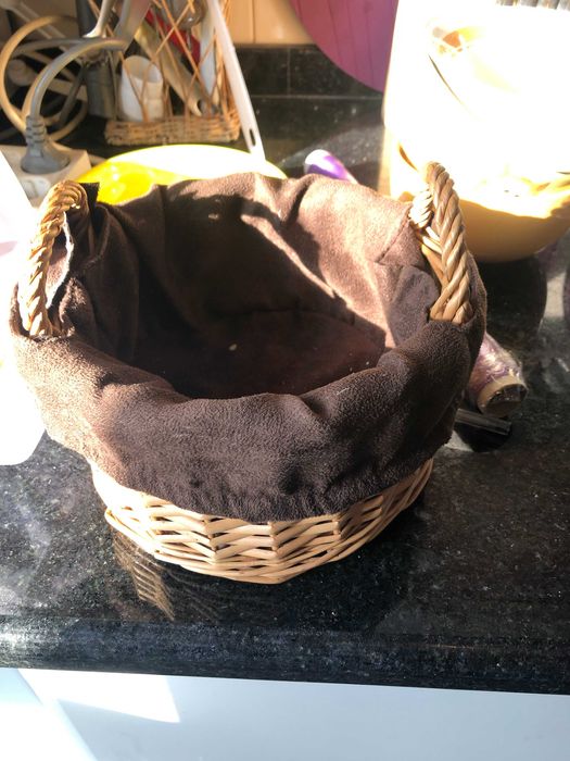 cestinho de verga com panho castanho