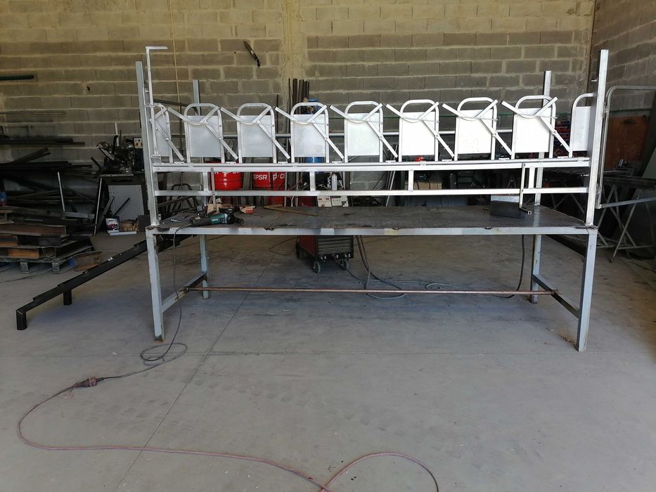 Amarre com plataforma para cabras ou ovelhas