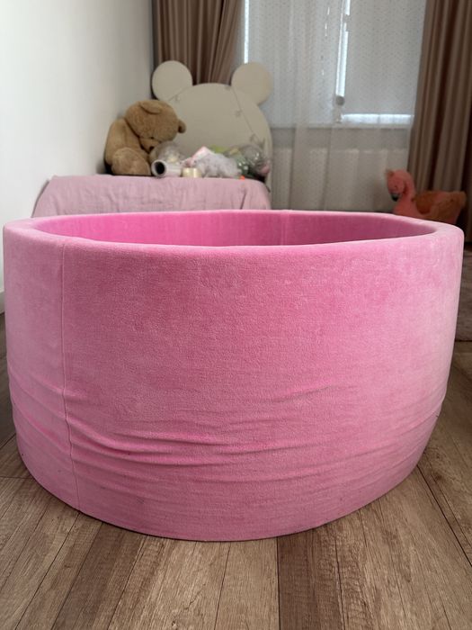 Дитячий басейн з кульками