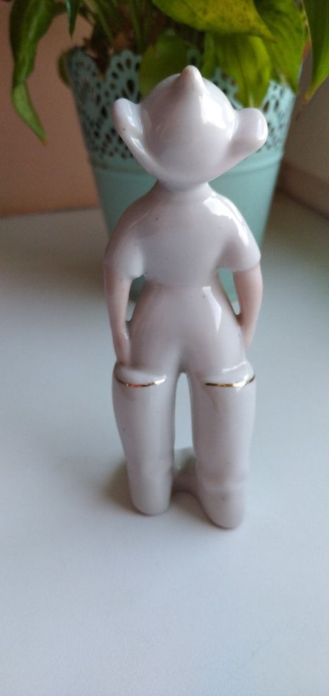 Figurka porcelanowa młody strażnik graniczny chłopczyk z larnetką
