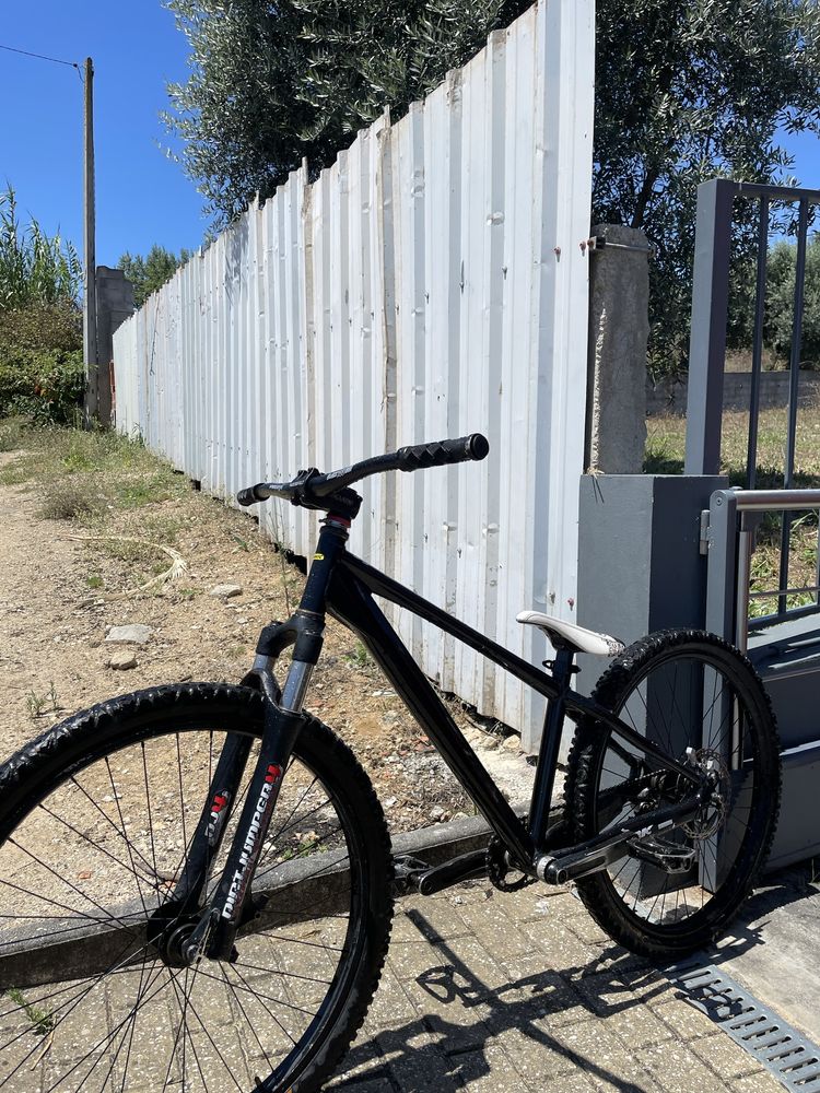 Bike dirt jump Mondraker play 3