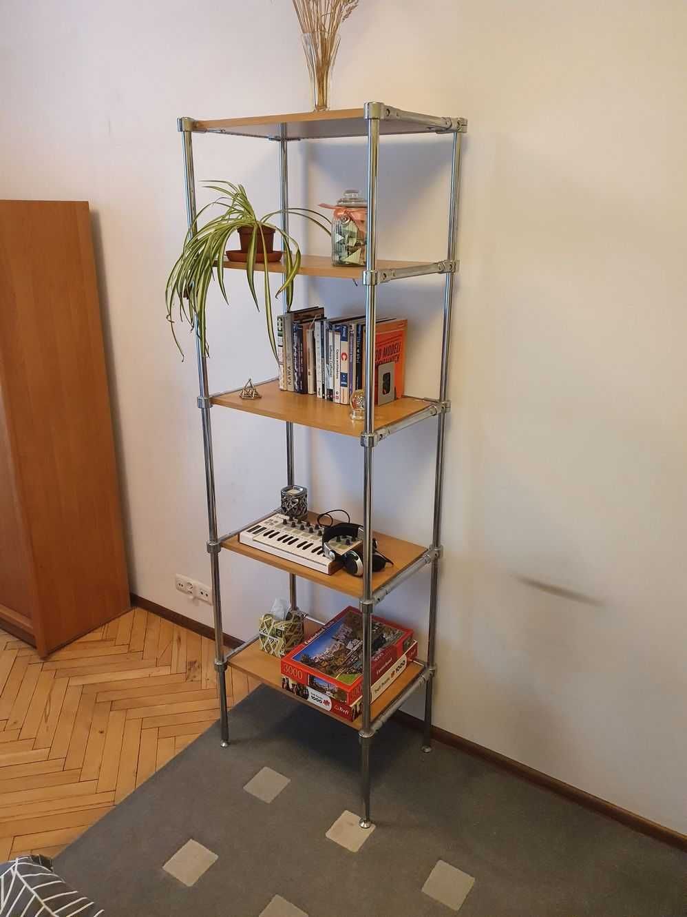 Regał z rurek chromowanych