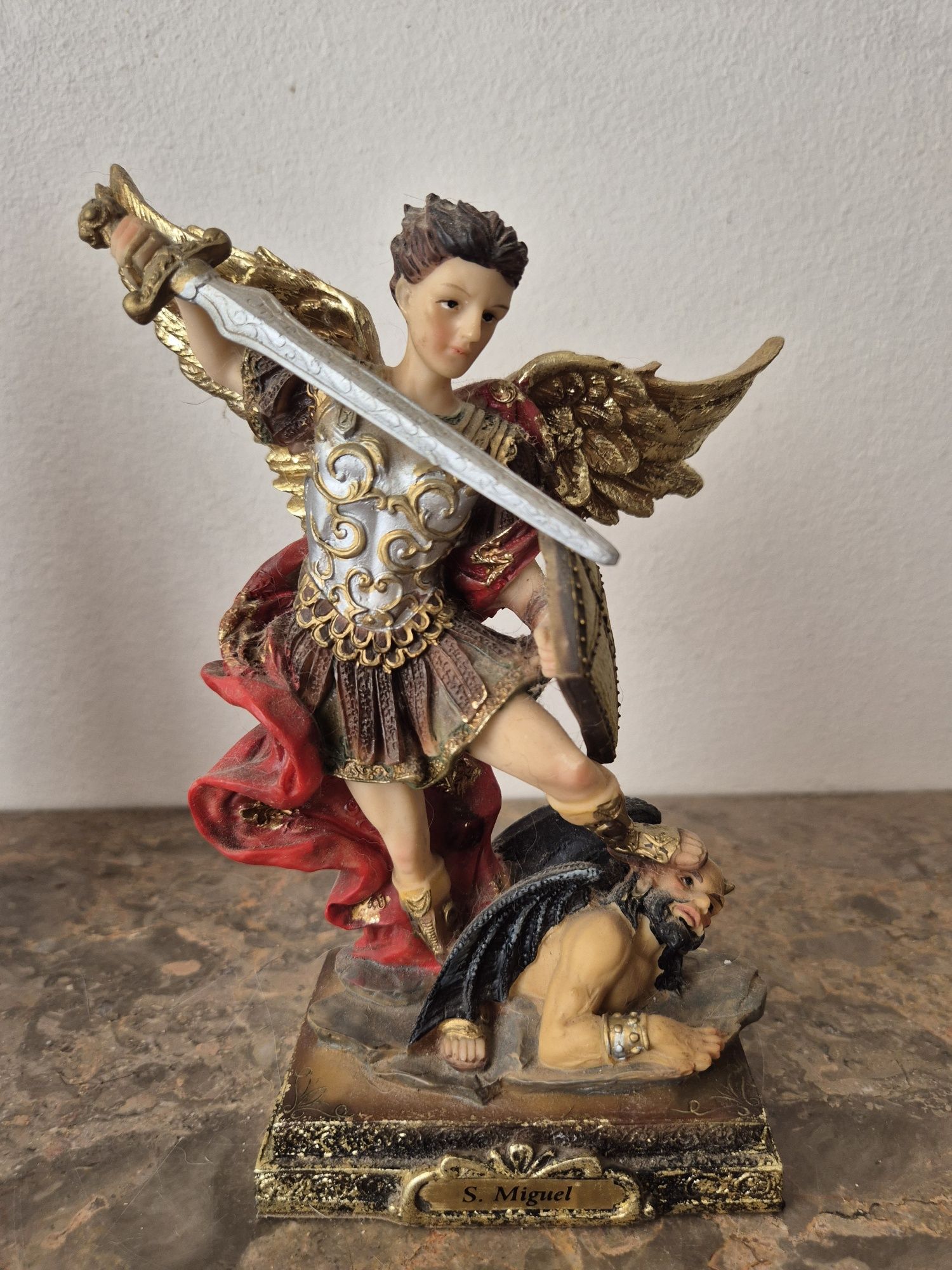 Várias estatuetas Religiosas