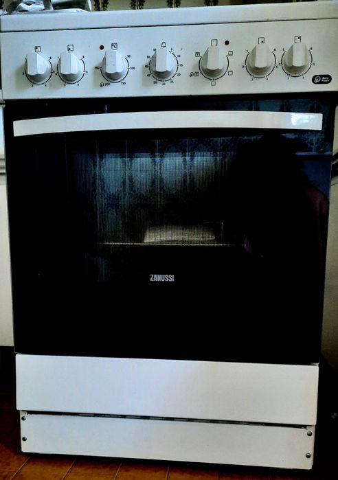Fogão Zanussi com placa vitroceramica e forno com ventoinha turbo