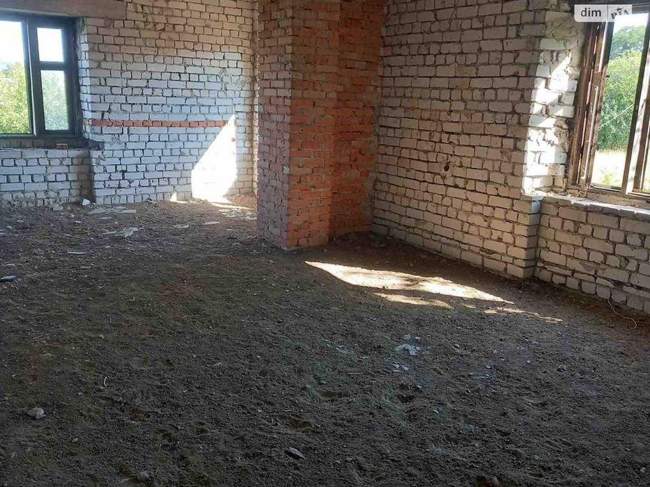 Просторий 3-х поверховий будинок для всієї родини