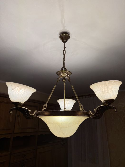 Hiszpański Mosiężny żyrandol z kloszami z masy alabastrowej