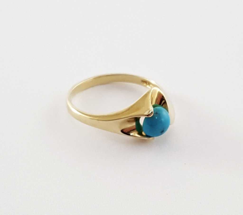 Złoty pierścionek zdobiony turkusem arizona