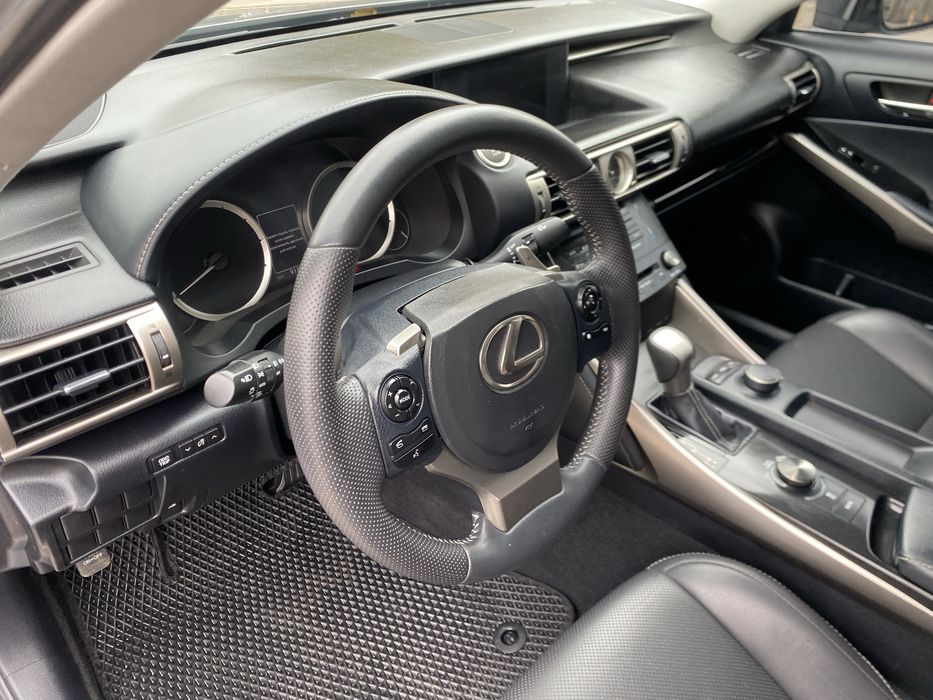 Lexus IS 2016 2.0t  возможен обмен