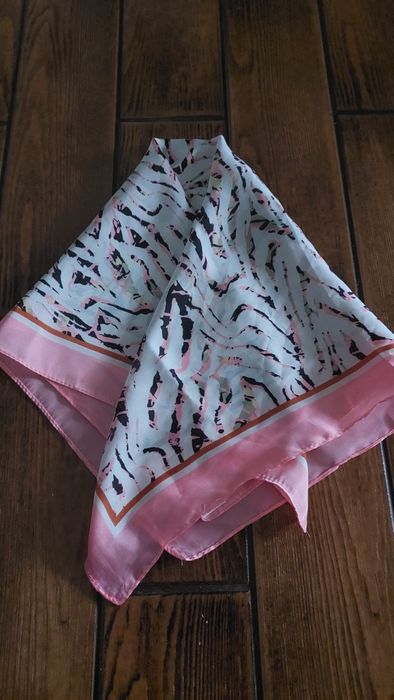 Delikatna apaszka do wielu stylizacji