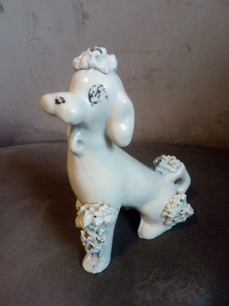 Porcelanowa figurka pudel