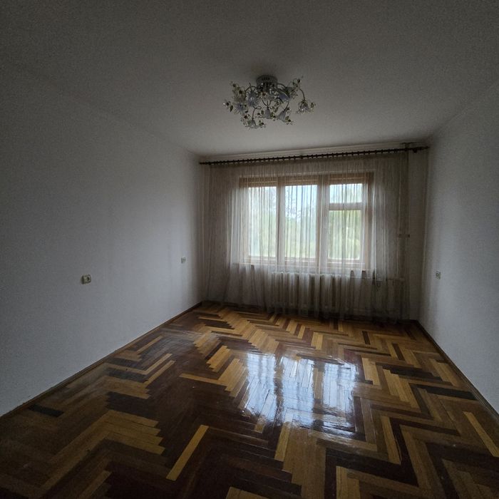 ДОБРОТНА 3 кімнатна квартира біля торгового центру