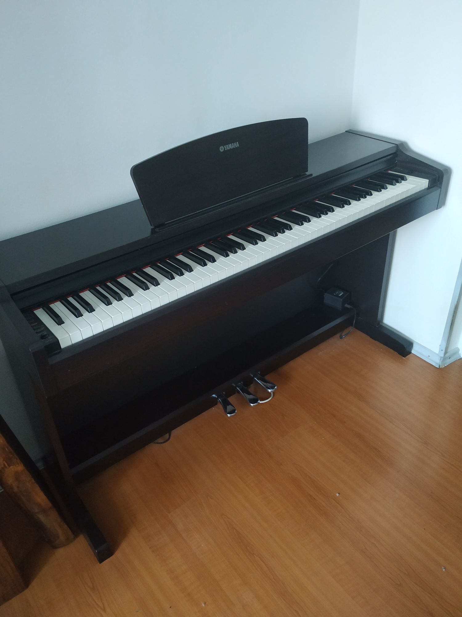 Pianino cyfrowe Yamaha YDP 131 z ławą.