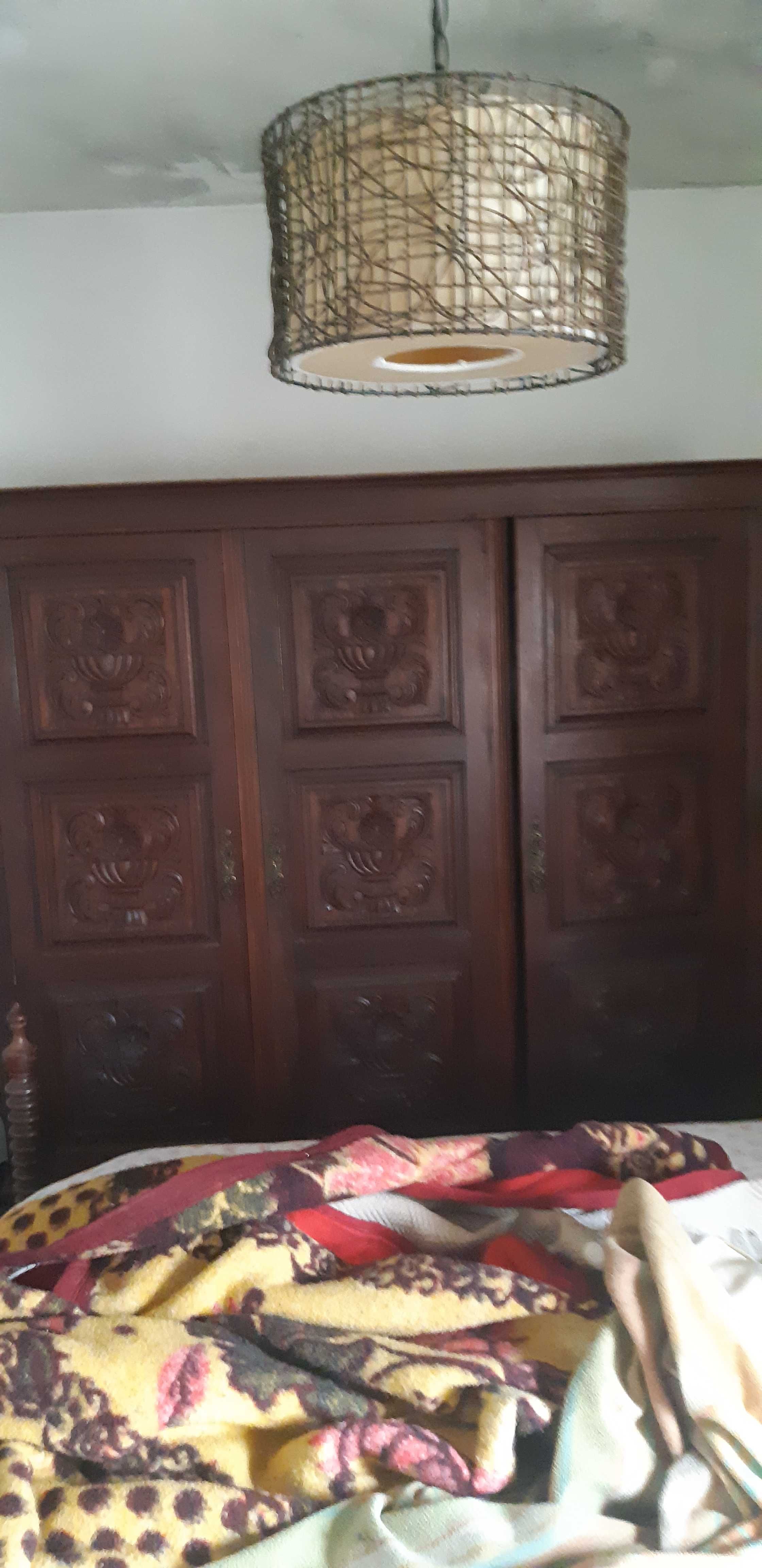 Vendo cama antiga s/colchão,e armário,desmontagem a cargo do comprador