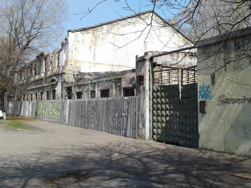 Продажа фасадного здания с территорией под развитие. код 338100