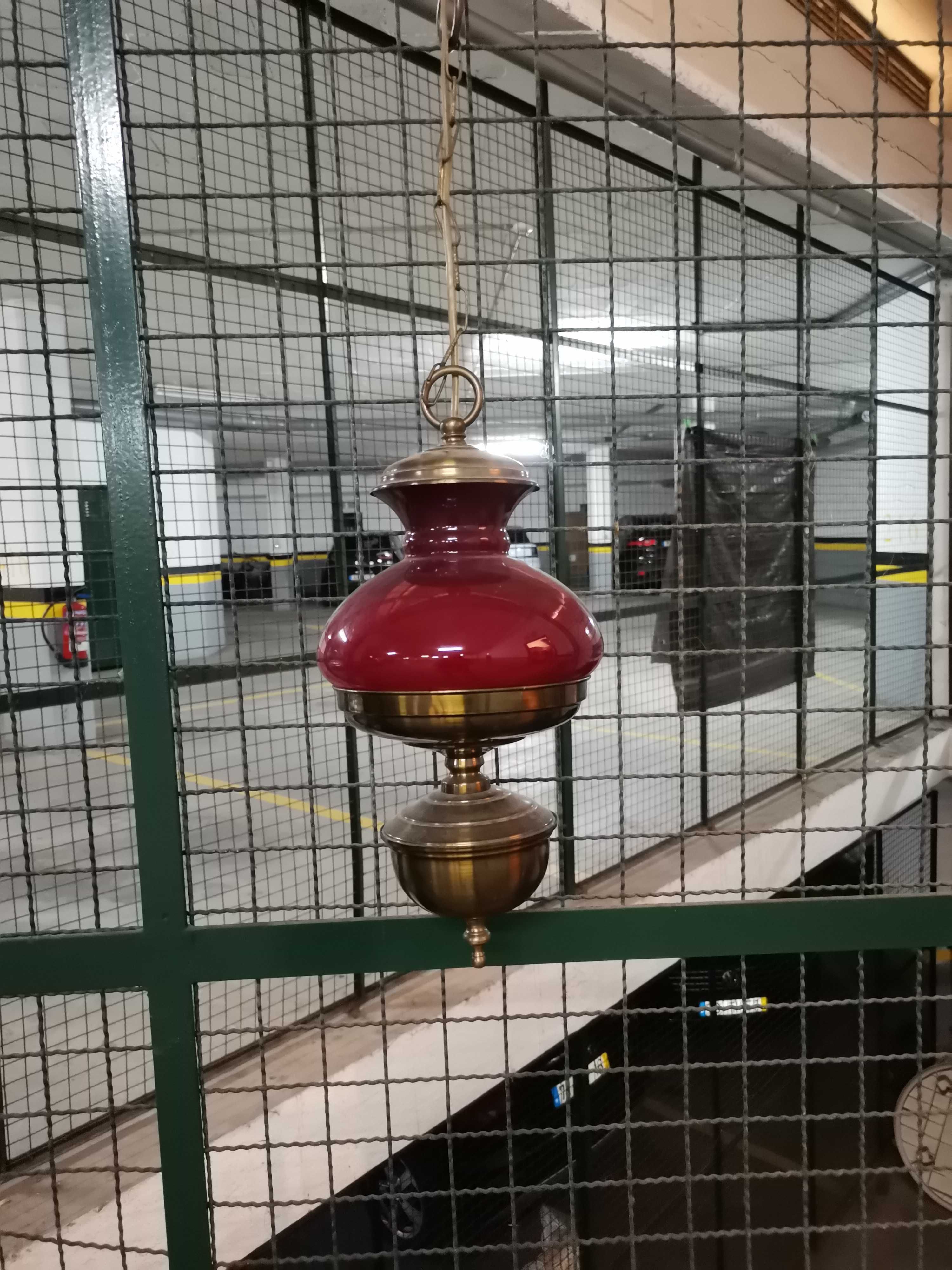 Candeeiro de teto em bom estado