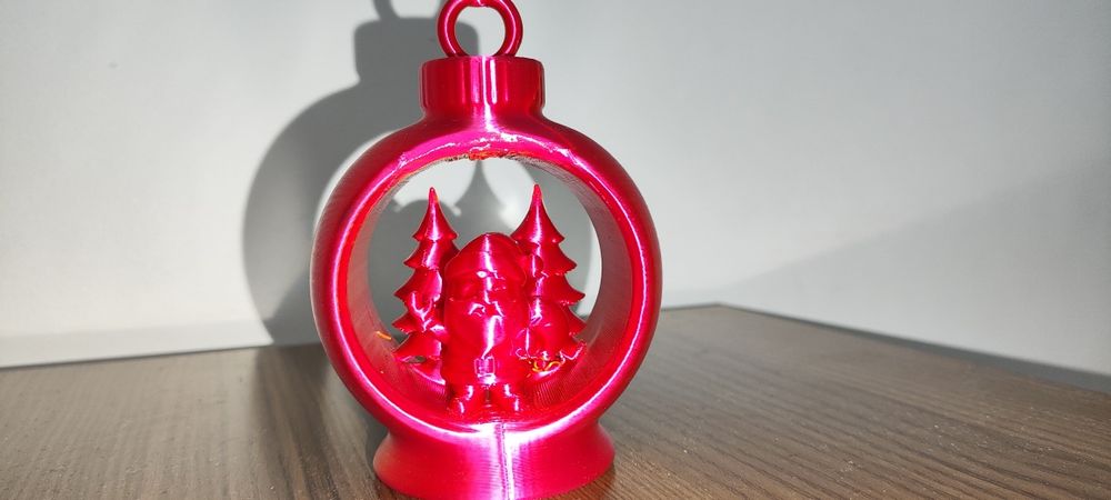 Bombka 3D z Mikołajem i Choinkami – Ozdoba Świąteczna (7x10cm)