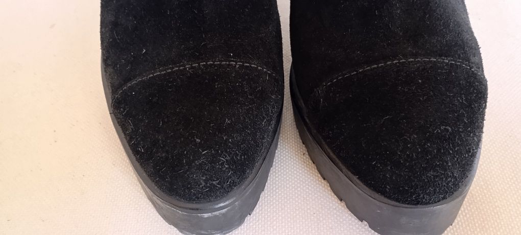 Botas de salto alto pretas em camurça da marca Castañer