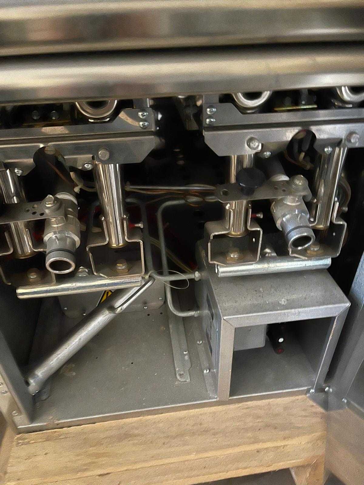 Cozedor de massa  e Grill, ambos a gas.