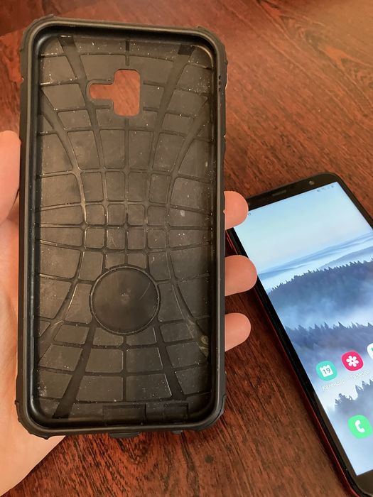 Galaxy J6+ з чехлом