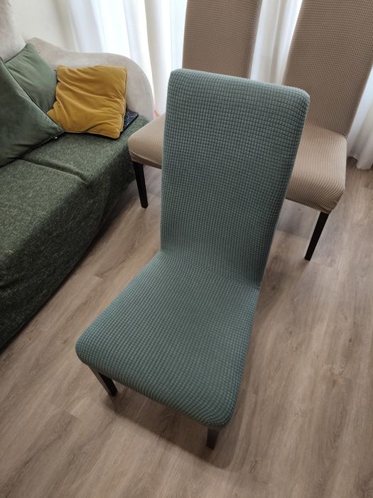 Cadeiras com capas em bom estado