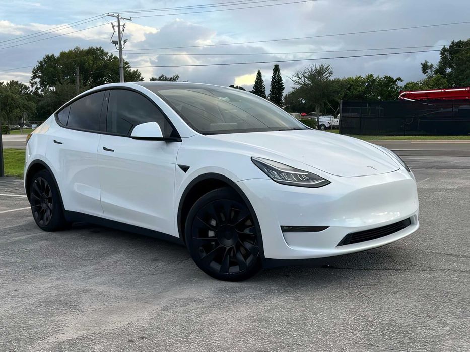 Tesla Model Y      2022