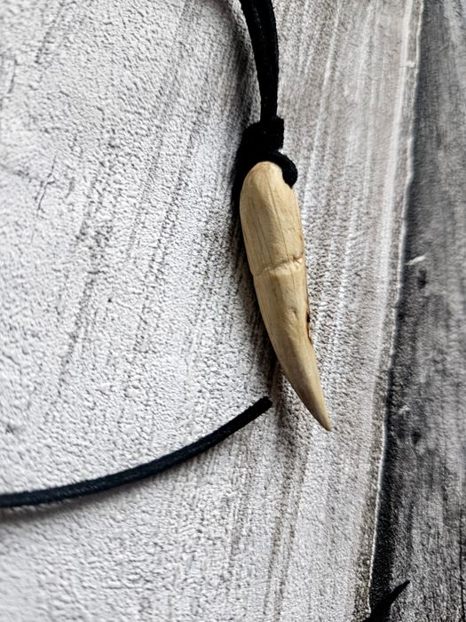 Wisior słowiański kieł wilk Perun runa teiwaz drewniany eko skóra nowy