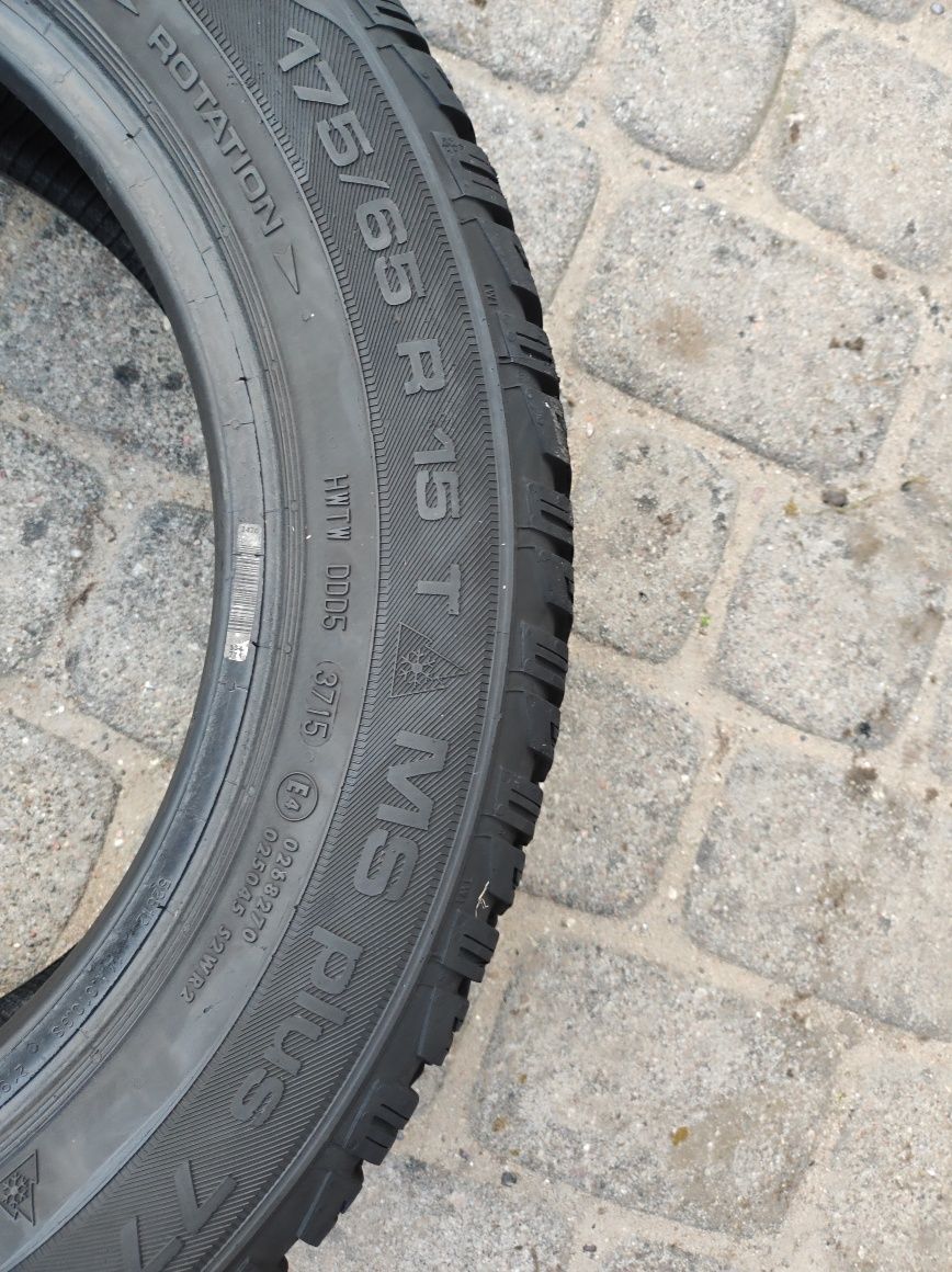 175.65.15 Dwie opony zimowe Uniroyal