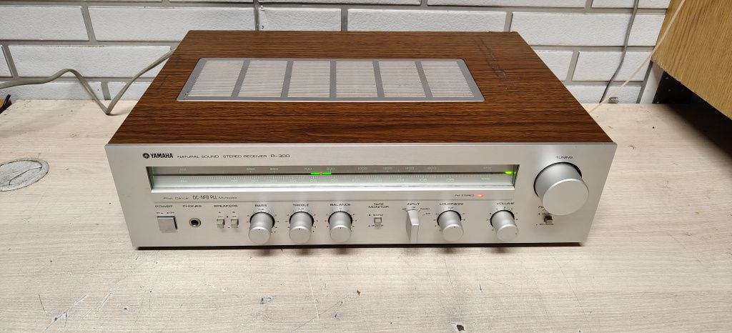 Amplituner YAMAHA R-300. Vintage