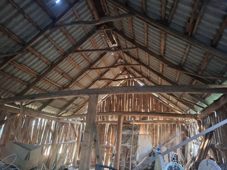 Stare deski i bale ze stodoły.