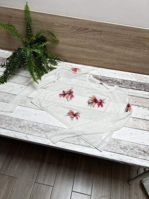 Cieniutki sweterek, siateczka, w kwiaty, biały, rozmiar uniwersalny.