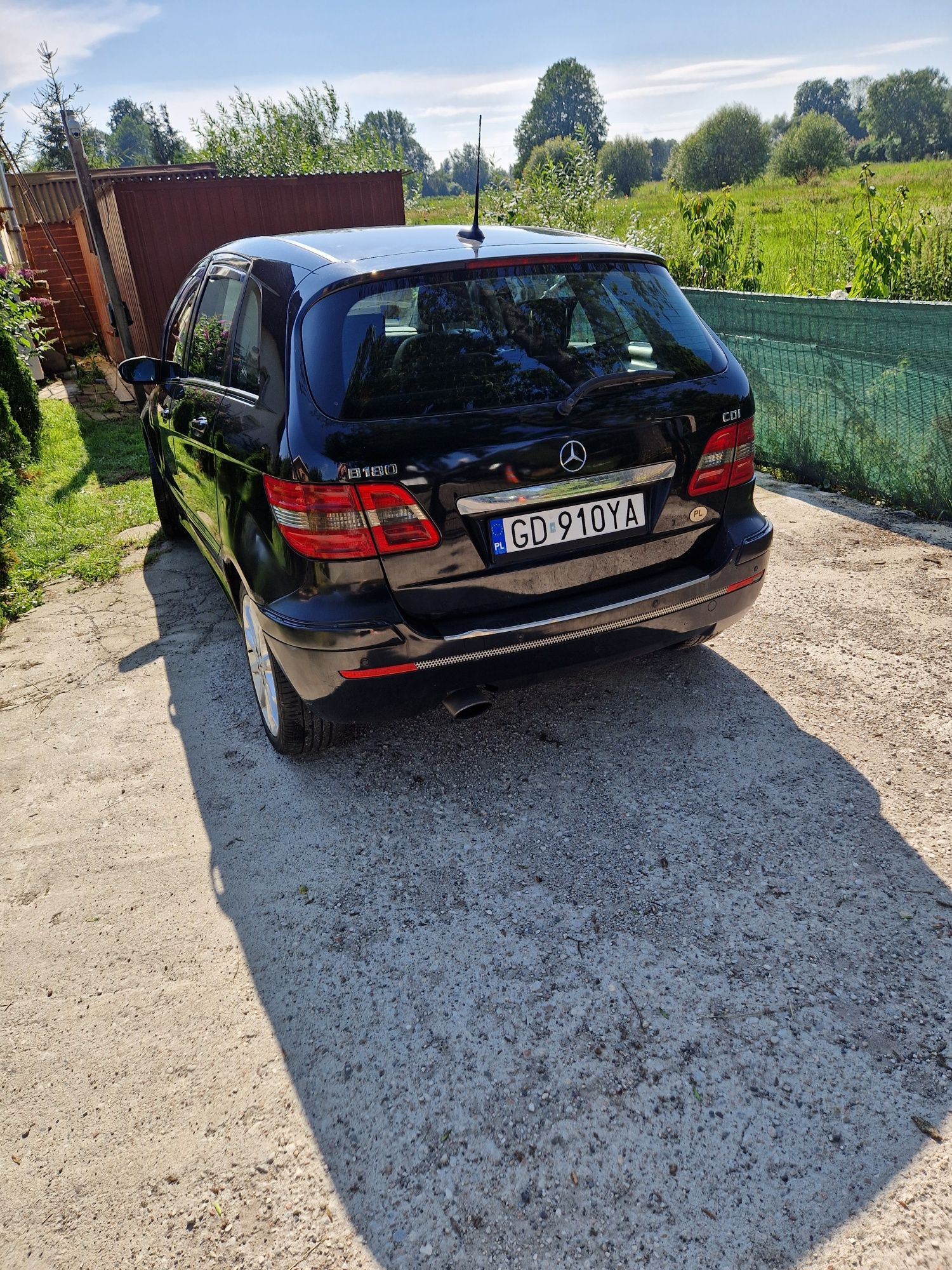 Mercedes-Benz  B 180