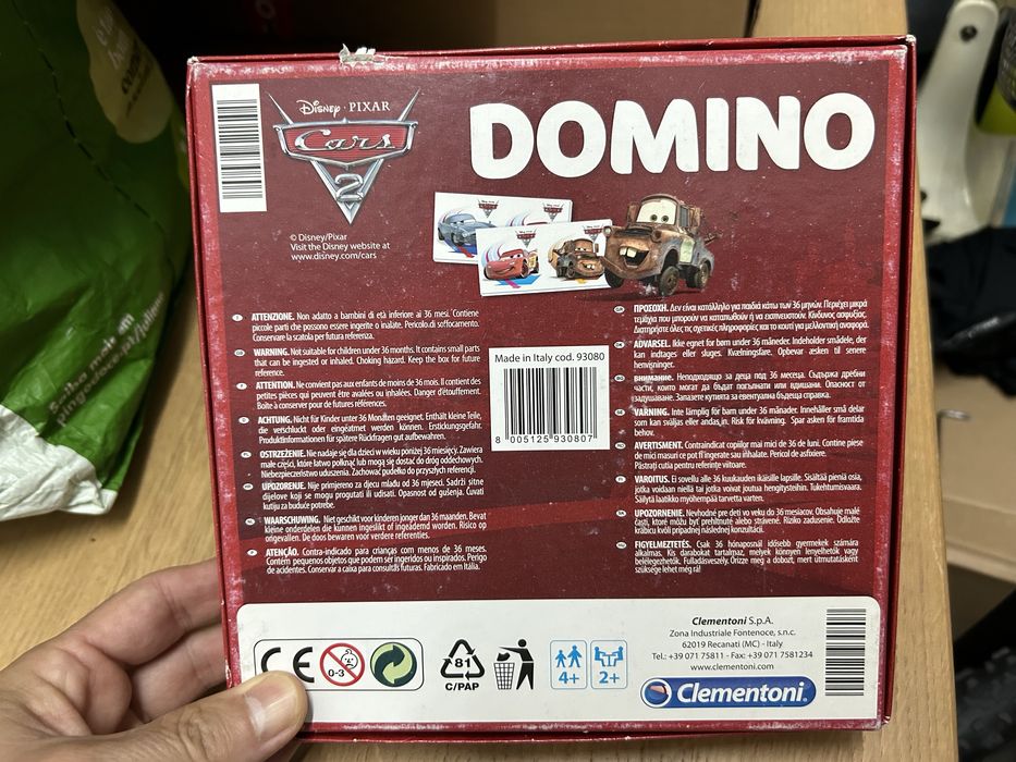 Jogo de dominó com figuras do filme “Cars2”