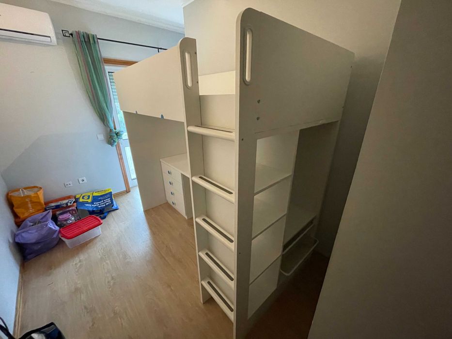 Cama elevada com secretária e estante IKEA – excelente estado!